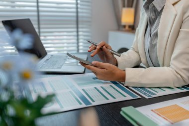 Belge eleştirmeni bilgiyi yatırımcıya sunulacak olan toplantının tutanaklarıyla karşılaştırıyor, işadamı finans, muhasebeci, pazarlama, iş kadını