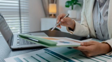 Belge eleştirmeni bilgiyi yatırımcıya sunulacak olan toplantının tutanaklarıyla karşılaştırıyor, işadamı finans, muhasebeci, pazarlama, iş kadını