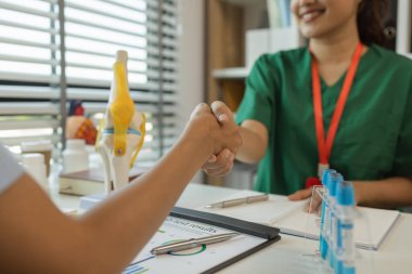 İki doktor el sıkışıyor, bürodaki iki doktor arasında istişare, iki tıp öğrencisi hasta, hemşire, beyin fırtınası, hastane, tokalaşma gibi tedavi yönergelerini tartışıyorlar.