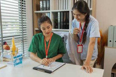 Ofisteki iki doktor, iki tıp öğrencisi, kıdemli bir doktor, hemşire, beyin fırtınası ve hastane tarafından atanan bir hastanın tedavi yönergelerini tartışıyorlar.