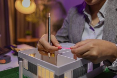 Tutkulu bir kadın mimar, müşterisinin tam ihtiyaçlarını karşılamak ve inşaat tarihlerini, ev modelini, mühendisini, planlarını karşılamak için bir evi yeniden düzenlemek için özel ofisinde çalışır.