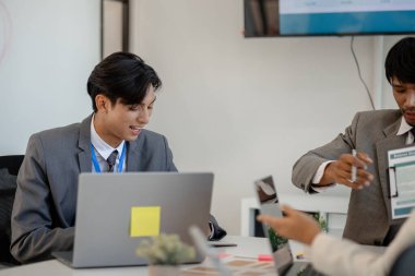Pazarlama ve muhasebe bölümleri ile iş adamları arasındaki atmosfer, şirketin sorunlarına, finans, finans ve iş adamlarına çözüm bulmak için bir araya geliyorlar.