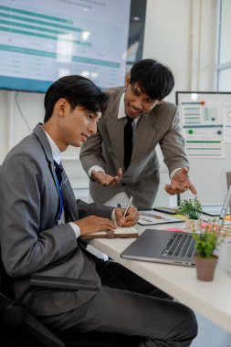 Girişimciler, şirketin çeşitli bölümlerinde, pazarlama, finans ve muhasebe departmanlarında beyin fırtınası yapmak ve sorunları çözmek için bir toplantı yapıyorlar.