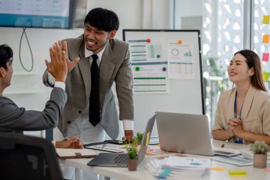 Çak bir beşlik, pazarlama ve muhasebe bölümleri arasında birlikte çalışma ortamı. Çak bir beşlik, çünkü şirketin sorunlarına, finans, finans ve iş adamlarına çözüm buluyorlar.