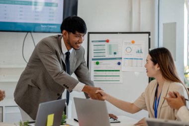 El sıkışma, pazarlama ve muhasebe bölümleri arasında birlikte çalışma ortamı, şirketin sorunlarına çözüm buldukları için el sıkışma, finans, finans, iş adamı