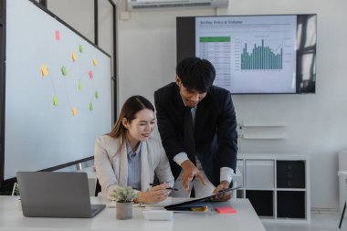 Şirketin çalışanlarının birlikte çalıştığı atmosfer, finans departmanı personeli muhasebe departmanında çalışıyor, bir grup işadamı birbirleri ile fikir alışverişinde bulunuyor.