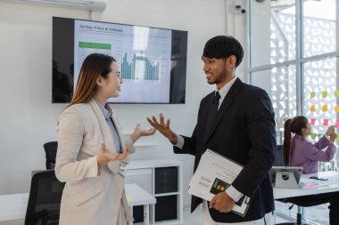 Şirketin çalışanlarının birlikte çalıştığı atmosfer, finans departmanı personeli muhasebe departmanında çalışıyor, bir grup işadamı birbirleri ile fikir alışverişinde bulunuyor.