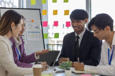 Girişimciler konferans odasında yeni ürünler geliştirmek için birlikte beyin fırtınası yapıyorlar, iş adamları pazarlama stratejileri ve finans konularında birbirleriyle bilgi paylaşıyorlar, muhasebeci, işadamı