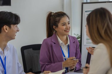 Girişimciler konferans odasında yeni ürünler geliştirmek için birlikte beyin fırtınası yapıyorlar, iş adamları pazarlama stratejileri ve finans konularında birbirleriyle bilgi paylaşıyorlar, muhasebeci, işadamı
