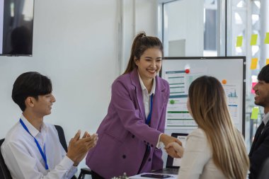 İşadamları birleşmeyi başarıyla kabul ettikten ve anlaşmayı imzaladıktan ve tebriklerini sunmak için el sıkıştıktan sonra pazarlama ve muhasebe departmanları el sıkışıyordu.