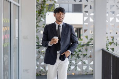 Çeşitli pozlar veren iyi giyimli bir işadamı, çeşitli jestler yapan bir ofis çalışanı, saygın bir girişimci, ofiste yürüyen bir pazarlama şirketinin CEO 'su, müdür, patron...