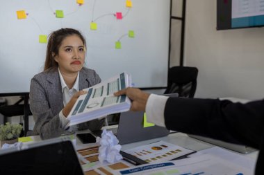 İş adamı çok çalıştığı için stresli, bir şirket çalışanı son teslim tarihi nedeniyle çok yorgun, ofiste yorgunluk ve stres belirtileri gösteriyor, ciddi, girişimci