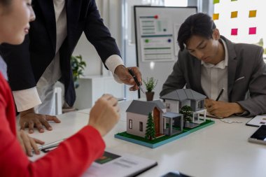 Ev ve ev sigortası satışı konsepti. Konut satın alma ve satış sözleşmesi imzalama, konut kirası, ipotek, emlak, kira, satış, kredi, mülk, temsilci