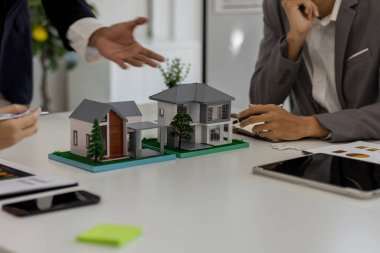 Ev ve ev sigortası satışı konsepti. Konut satın alma ve satış sözleşmesi imzalama, konut kirası, ipotek, emlak, kira, satış, kredi, mülk, temsilci