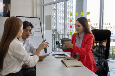 Ev ve ev sigortası satışı konsepti. Konut satın alma ve satış sözleşmesi imzalama, konut kirası, ipotek, emlak, kira, satış, kredi, mülk, temsilci