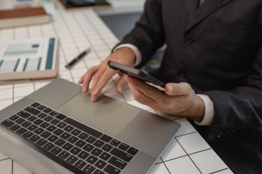 Bir işadamı daha iyi anlamak için bir belgede bilgi araştırması yapmaktadır, bir bölüm başkanı astları, muhasebecisi, ofisi tarafından gönderilen istatistiksel belgeleri gözden geçirir.