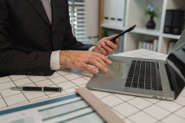 Bir işadamı daha iyi anlamak için bir belgede bilgi araştırması yapmaktadır, bir bölüm başkanı astları, muhasebecisi, ofisi tarafından gönderilen istatistiksel belgeleri gözden geçirir.