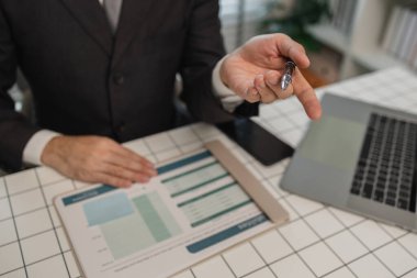 Bir finans uzmanı, emeklilikten sonra mali durumunu planlamak isteyen bir müşteriye danışıyor. Bir iş adamı ortağıyla birlikte yapacakları bir sonraki proje hakkında konuşuyor. Evrak işleri.