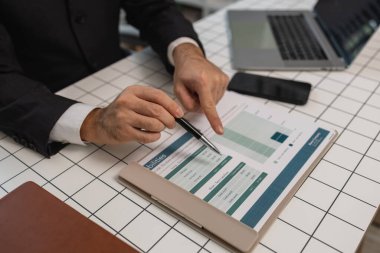 Bir işadamı daha iyi anlamak için bir belgede bilgi araştırması yapmaktadır, bir bölüm başkanı astları, muhasebecisi, ofisi tarafından gönderilen istatistiksel belgeleri gözden geçirir.