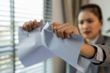 Bir kadın çalışan iş yerinde son derece streslidir, bir iş kadını sözleşme imzalama süresi yaklaştığı için streslidir fakat belgeler henüz tamamlanmamıştır, ciddidir, üzgündür