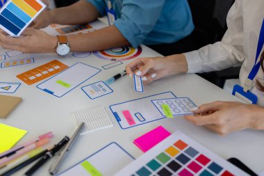 ux, ui, web ve mobil uygulama tasarımcıları, kullanıcılar için kolay ve keyifli hale getirmek için renk şemaları ve planlar da dahil olmak üzere tasarladıkları web sitesi veya uygulamanın görünüm ve hissini tartışıyor