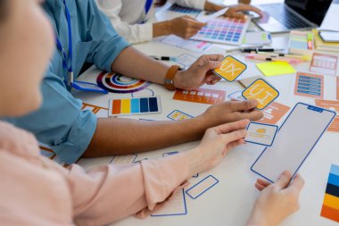 ux, ui, web ve mobil uygulama tasarımcıları, kullanıcılar için kolay ve keyifli hale getirmek için renk şemaları ve planlar da dahil olmak üzere tasarladıkları web sitesi veya uygulamanın görünüm ve hissini tartışıyor