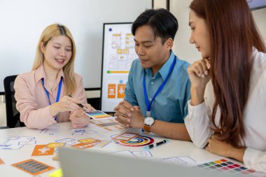 ux, ui, mobil uygulama web tasarımcıları müşterilerin görebileceği ve rahat hissedecekleri bir görsel ekran tasarlamak için beyin fırtınası yapıyorlar. Bu yüzden renk tonları ve düzenleri dikkatlice seçilmelidir.