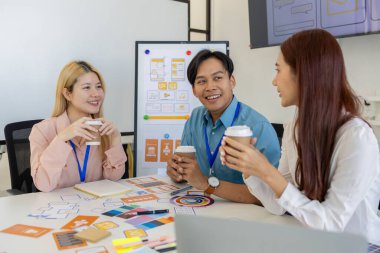 ux, ui, mobil uygulama web tasarımcıları müşterilerin görebileceği ve rahat hissedecekleri bir görsel ekran tasarlamak için beyin fırtınası yapıyorlar. Bu yüzden renk tonları ve düzenleri dikkatlice seçilmelidir.