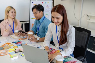 ux, ui, mobil uygulama web tasarımcıları müşterilerin görebileceği ve rahat hissedecekleri bir görsel ekran tasarlamak için beyin fırtınası yapıyorlar. Bu yüzden renk tonları ve düzenleri dikkatlice seçilmelidir.