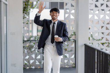 Çeşitli pozlar veren iyi giyimli bir işadamı, çeşitli jestler yapan bir ofis çalışanı, saygın bir girişimci, ofiste yürüyen bir pazarlama şirketinin CEO 'su, müdür, patron...