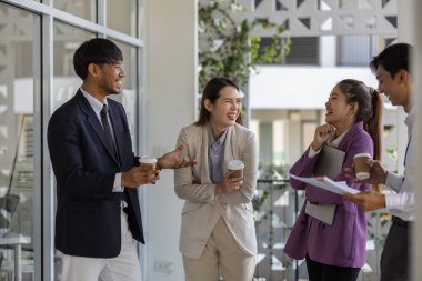 İş adamları şirkette yürürken konuşuyorlar, tüm planlama departmanı personeli toplantıya birlikte yürüyorlar, iş sahipleri ofise yürürken konuşuyorlar.