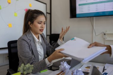 İş adamı çok çalıştığı için stresli, bir şirket çalışanı son teslim tarihi nedeniyle çok yorgun, ofiste yorgunluk ve stres belirtileri gösteriyor, ciddi, girişimci