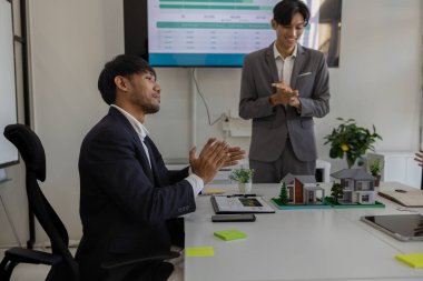 Ev ve ev sigortası satışı konsepti. Konut satın alma ve satış sözleşmesi imzalama, konut kirası, ipotek, emlak, kira, satış, kredi, mülk, temsilci