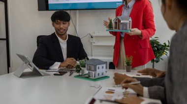 Ev ve ev sigortası satışı konsepti. Konut satın alma ve satış sözleşmesi imzalama, konut kirası, ipotek, emlak, kira, satış, kredi, mülk, temsilci