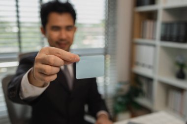 Bir işadamı küçük bir kağıt parçası tutar ve ona verir, bir ofis çalışanı elinde boş bir kağıt parçası tutar, bir işadamı ofisinde küçük bir kağıt parçası tutar, boşluğu kopyalardı.