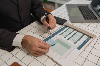 bir işadamı özel ofisinde çalışıyor, bir çalışan zamanında bitirmesi gereken belgelerle ilgileniyor, muhasebeci, finans, istatistik belgeleri, profesyonel, işyeri