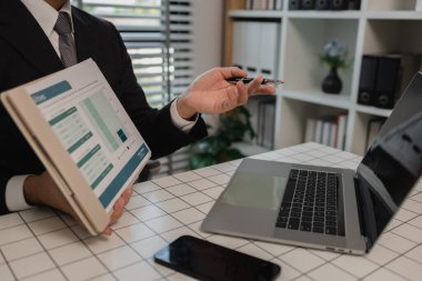 Bir işadamı daha iyi anlamak için bir belgede bilgi araştırması yapmaktadır, bir bölüm başkanı astları, muhasebecisi, ofisi tarafından gönderilen istatistiksel belgeleri gözden geçirir.