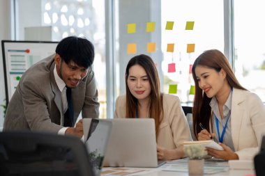 Pazarlama ve muhasebe bölümleri ile iş adamları arasındaki atmosfer, şirketin sorunlarına, finans, finans ve iş adamlarına çözüm bulmak için bir araya geliyorlar.
