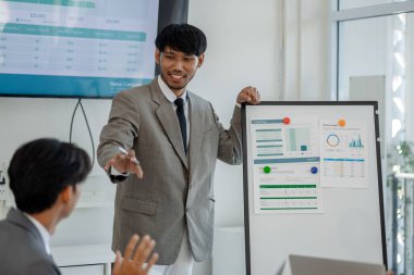 Pazarlama ve muhasebe bölümleri ile iş adamları arasındaki atmosfer, şirketin sorunlarına, finans, finans ve iş adamlarına çözüm bulmak için bir araya geliyorlar.