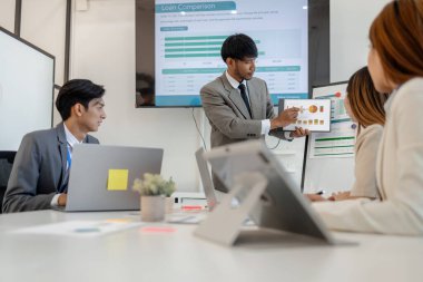 Pazarlama ve muhasebe bölümleri ile iş adamları arasındaki atmosfer, şirketin sorunlarına, finans, finans ve iş adamlarına çözüm bulmak için bir araya geliyorlar.