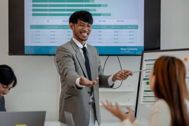 Girişimciler, şirketin çeşitli bölümlerinde, pazarlama, finans ve muhasebe departmanlarında beyin fırtınası yapmak ve sorunları çözmek için bir toplantı yapıyorlar.