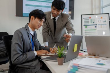 Girişimciler, şirketin çeşitli bölümlerinde, pazarlama, finans ve muhasebe departmanlarında beyin fırtınası yapmak ve sorunları çözmek için bir toplantı yapıyorlar.