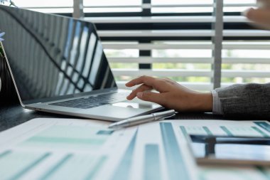 bir kadın çalışan ofiste çalışıyor, bir iş kadını acil finansal meselelerle uğraşıyor, genç bir girişimci şirketi için pazarlama stratejileri düşünüyor, muhasebeci