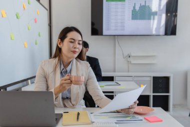 Şirketin çalışanlarının birlikte çalıştığı atmosfer, finans departmanı personeli muhasebe departmanında çalışıyor, bir grup işadamı birbirleri ile fikir alışverişinde bulunuyor.