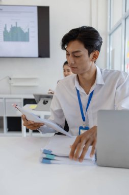 Şirketin çalışanlarının birlikte çalıştığı atmosfer, finans departmanı personeli muhasebe departmanında çalışıyor, bir grup işadamı birbirleri ile fikir alışverişinde bulunuyor.