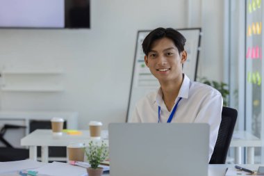 Ofiste çalışıyorlar, pazarlama personeli çalışıyor, muhasebe ofisinde muhasebe personeli çalışıyor, girişim, finans, şirket, bölüm,
