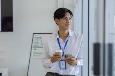 Ofiste çalışıyorlar, pazarlama personeli çalışıyor, muhasebe ofisinde muhasebe personeli çalışıyor, girişim, finans, şirket, bölüm,