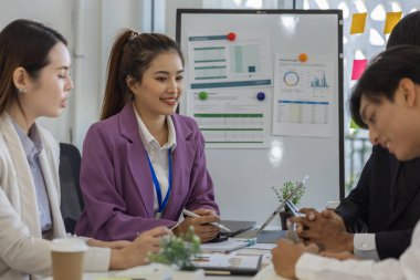 Girişimciler konferans odasında yeni ürünler geliştirmek için birlikte beyin fırtınası yapıyorlar, iş adamları pazarlama stratejileri ve finans konularında birbirleriyle bilgi paylaşıyorlar, muhasebeci, işadamı