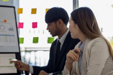 Girişimciler konferans odasında yeni ürünler geliştirmek için birlikte beyin fırtınası yapıyorlar, iş adamları pazarlama stratejileri ve finans konularında birbirleriyle bilgi paylaşıyorlar, muhasebeci, işadamı