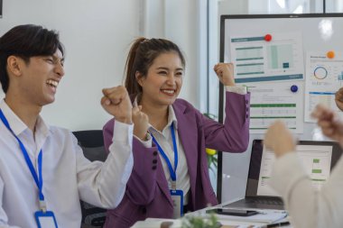 İş adamları sevinçlerini, proje başarılı olduğu için 